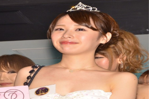 Akane is crowned number one hostess