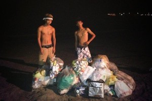 Japanese youths clean beach themselves, netizens impressed