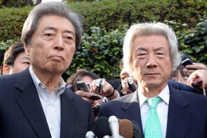 Former Japanese prime ministers Morihiro Hosokawa (L) and Junichiro Koizumi (R) speak to reporters after they met in Tokyo on January 14, 2013 as Hosokawa will run Tokyo gubernatorial election. AFP PHOTO / Yoshikazu TSUNO