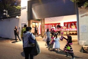 The Yamguchi-gumi yakuza headquarters giving candy to children on Halloween