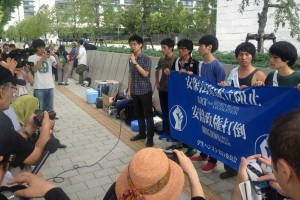 Students go on hunger strike to protest Abe's security bill.